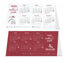 CALENDÁRIO DE MESA TRIANGULAR 22,5x30 cm Duplex 250g - Formato 22,5x30 cm - Aberto Impressão 4/0 Verniz UV Total Frente - Corte e Vinco 